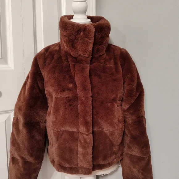 🤎EUC Abercrombie & Fitch Mini Puffer Cropped Faux Fur Coat, Brown, Small - Picture 9 of 16